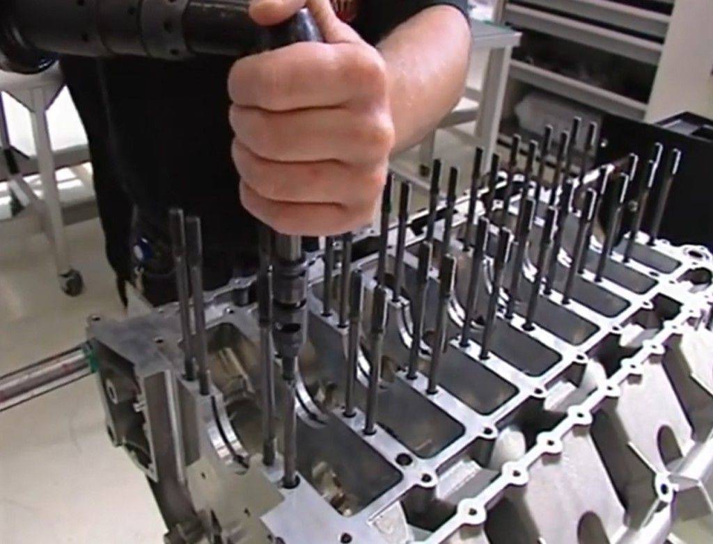 The assembling of a 8000cc Bugatti Veyron engine! GT Speed