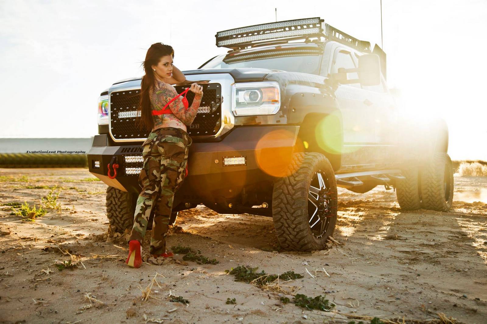This bombshell posing next to Corvette C7 and GMC is making a "fatal&q...