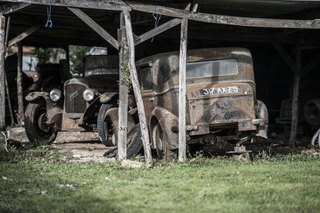 Barn finds. Машина сарай. Сарай заброшенных машин. Заброшенные гаражи с машинами. Заброшенный Амбар.