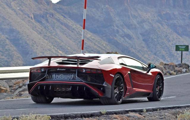 2016-Lamborghini-Aventador-SV-Spy-Pics-10