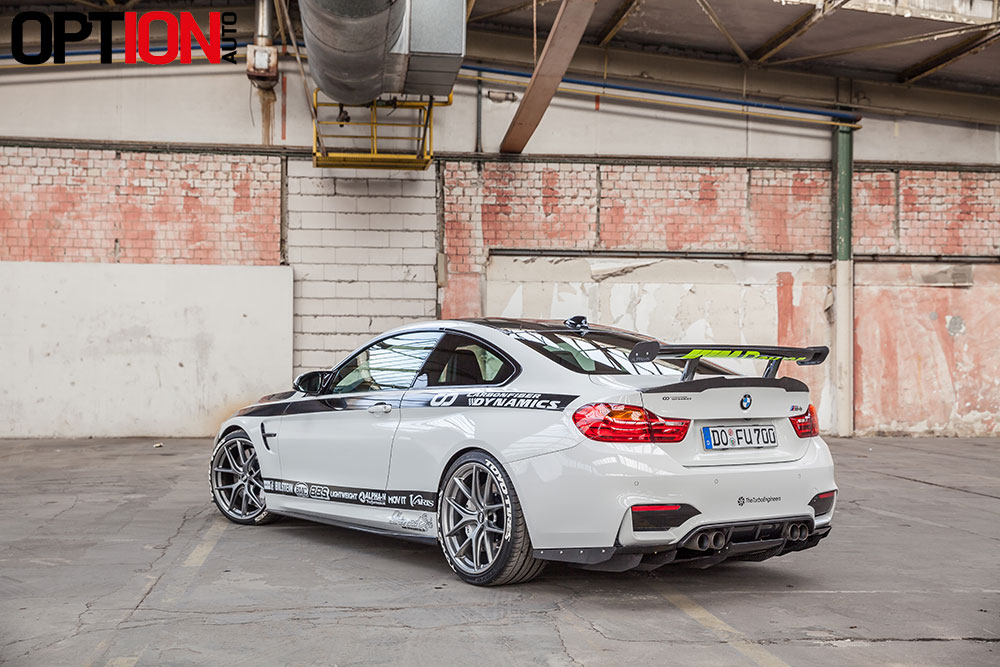 BMW_M4_CARBONFIBER_DYNAMIC_WEB_2