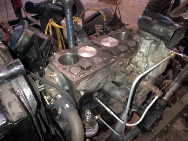 Here we see the location of the valves, with the cylinderhead removed.